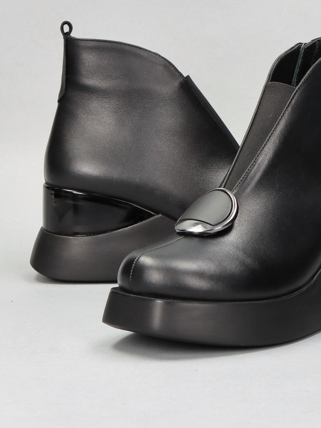 LEATHER ANKLE BOOTS - BLACK