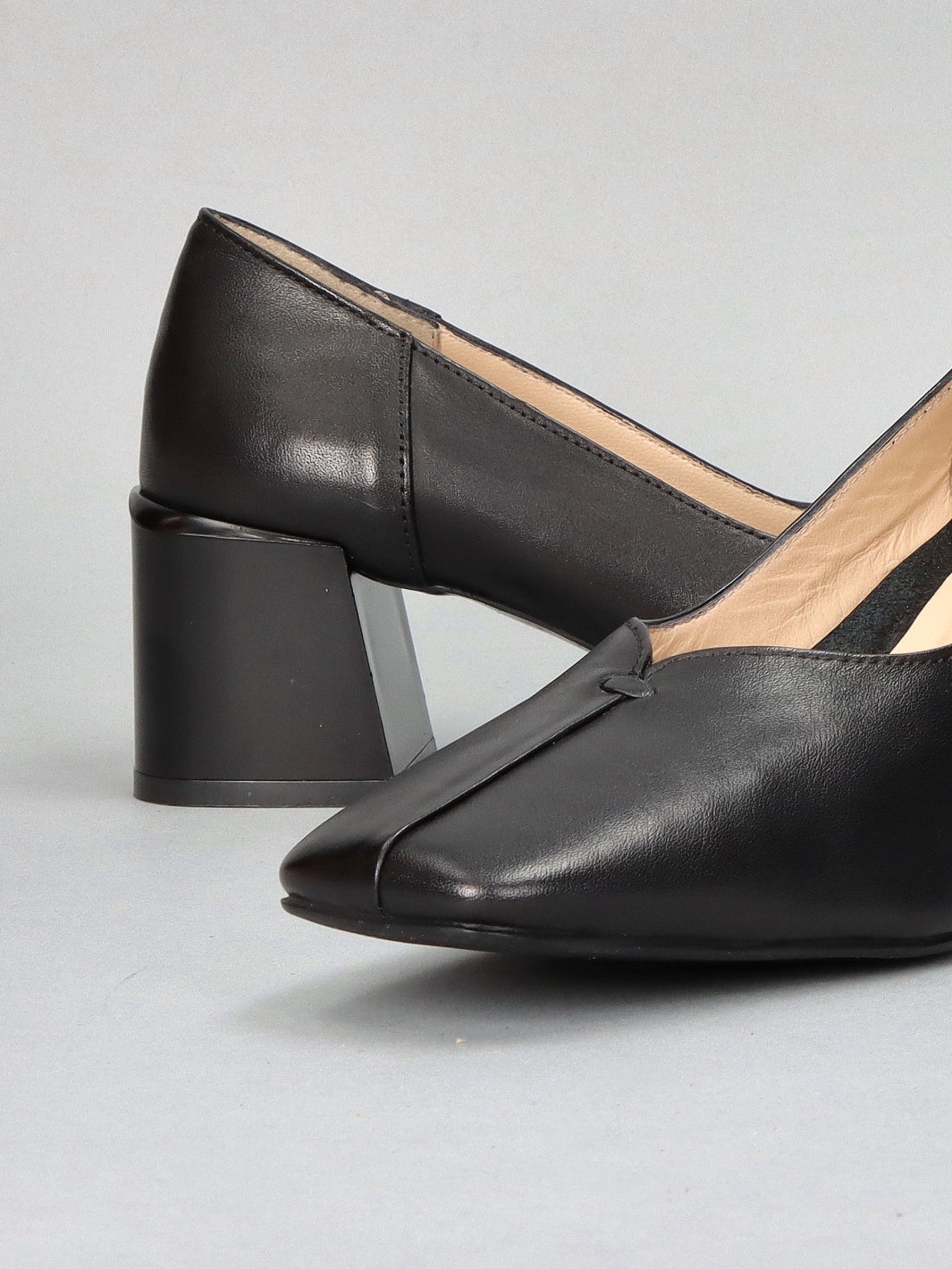 LEATHER PUMPS - BLACK