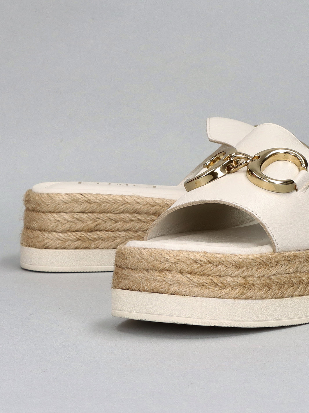 LEATHER SLIPPERS - BEIGE