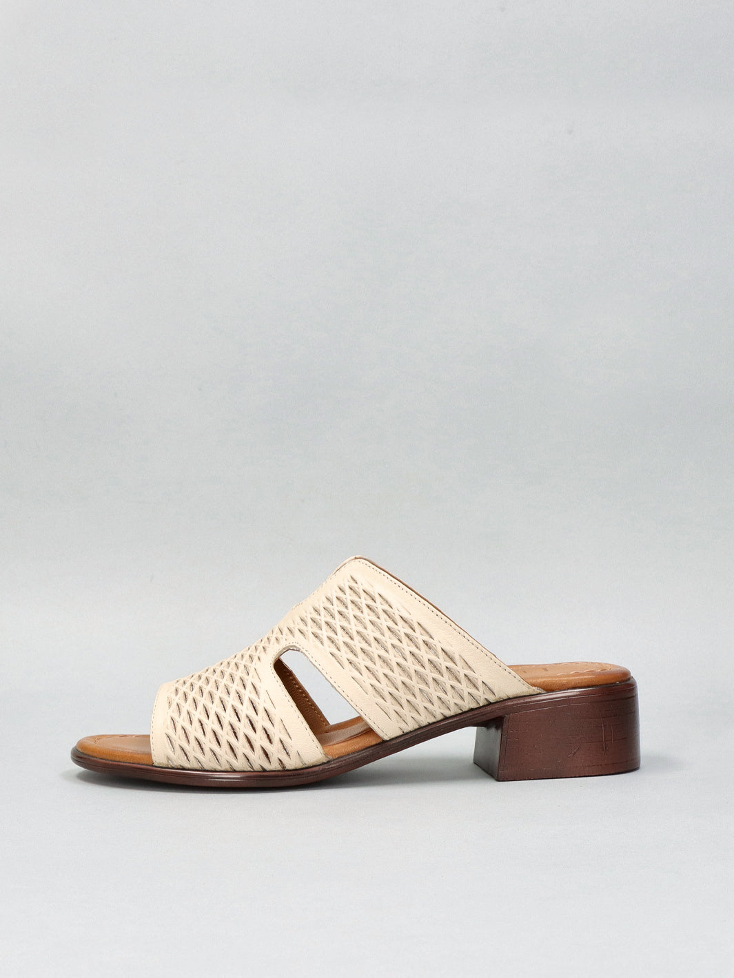 LEATHER SLIPPERS - BEIGE