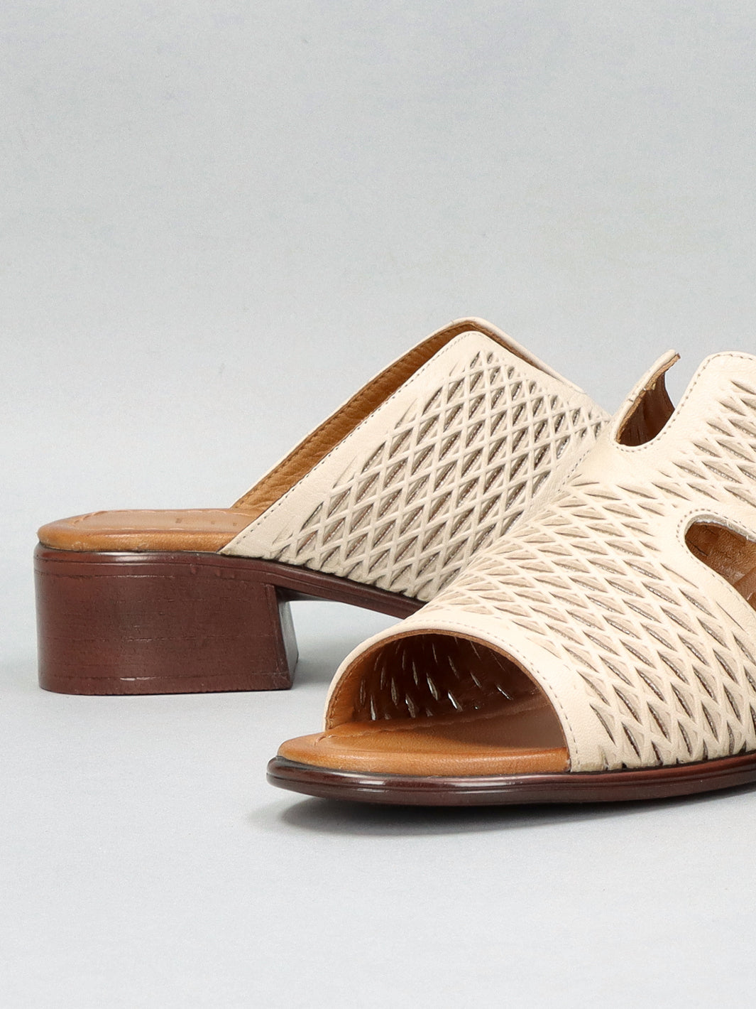 LEATHER SLIPPERS - BEIGE