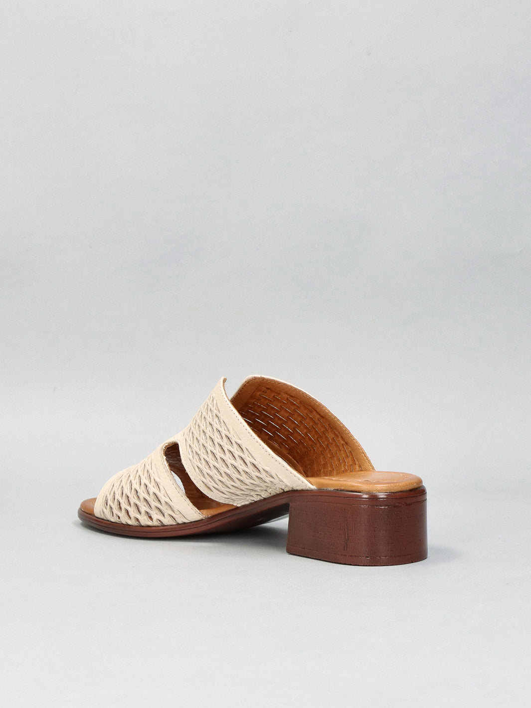 LEATHER SLIPPERS - BEIGE