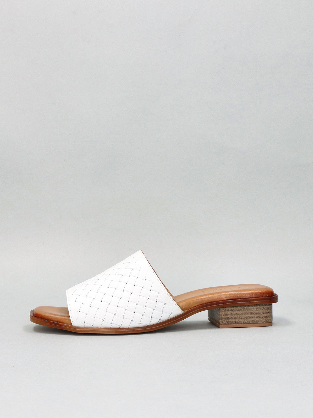 LEATHER SLIPPERS - WHITE