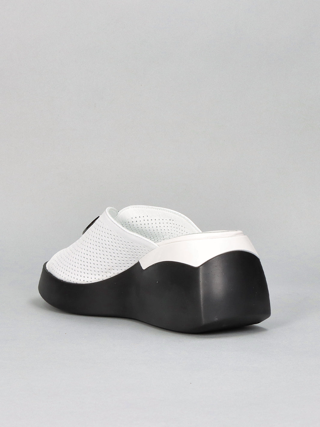 LEATHER SLIPPERS - WHITE