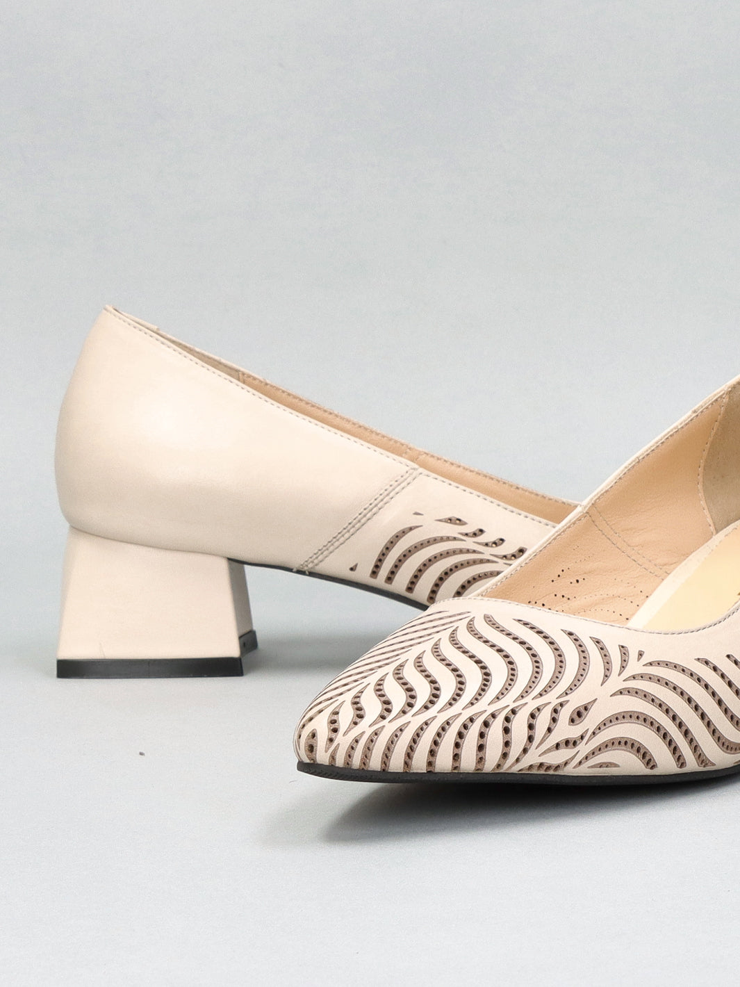 LEATHER PUMPS - BEIGE