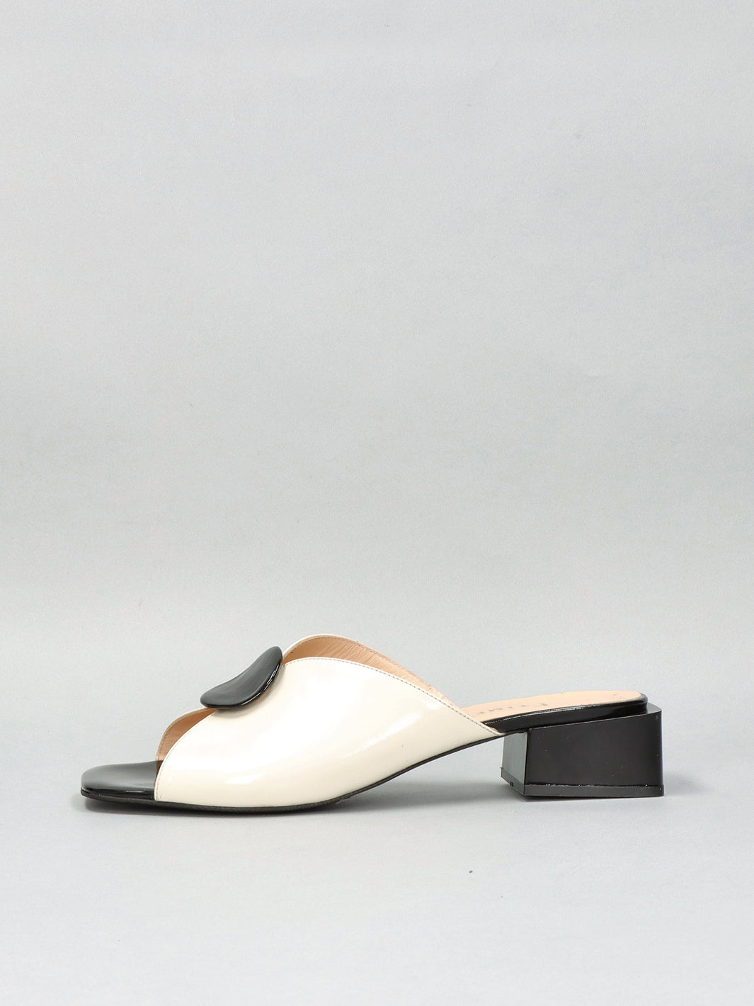 LEATHER SLIPPERS - BEIGE