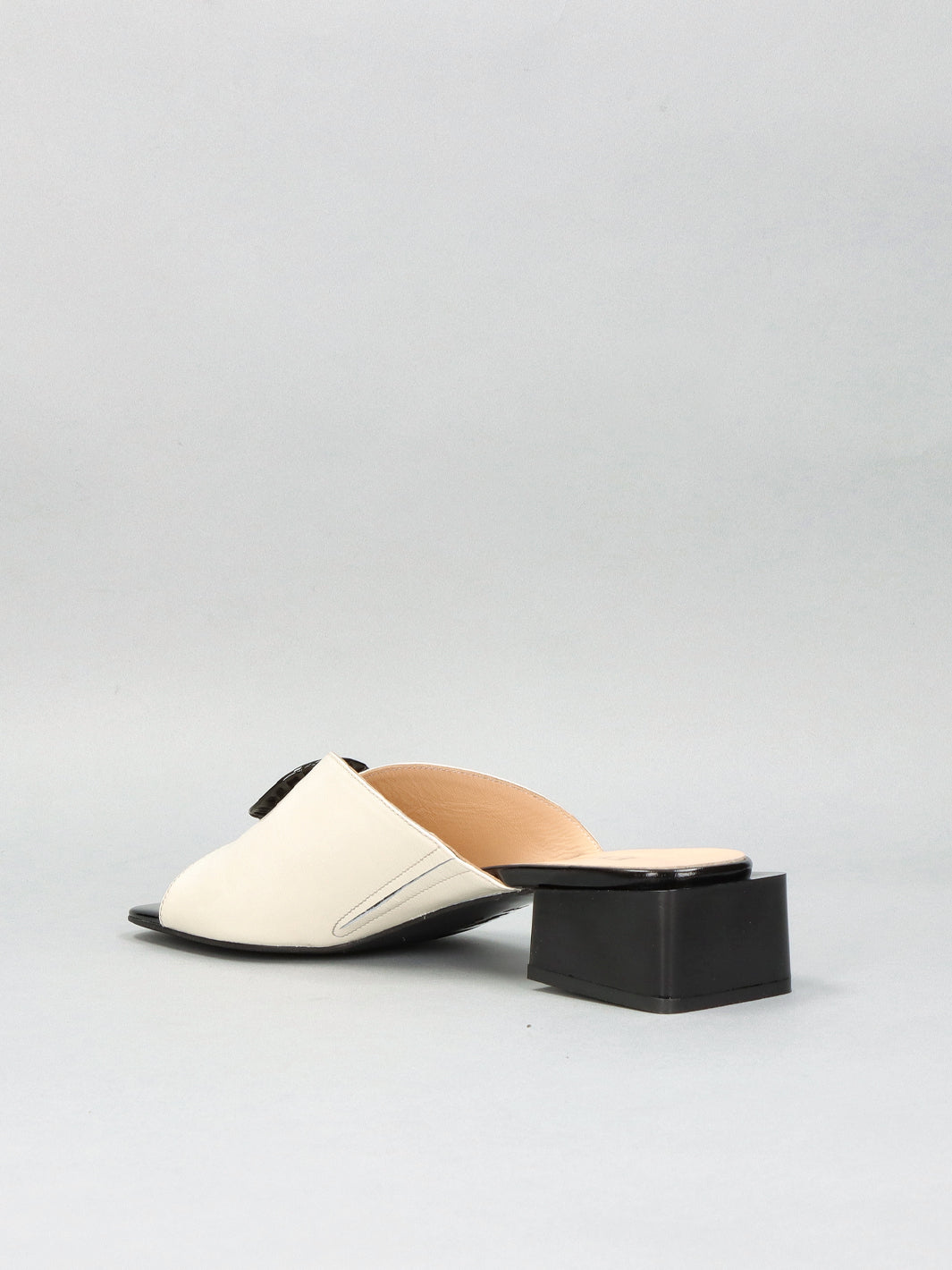 LEATHER SLIPPERS - BEIGE