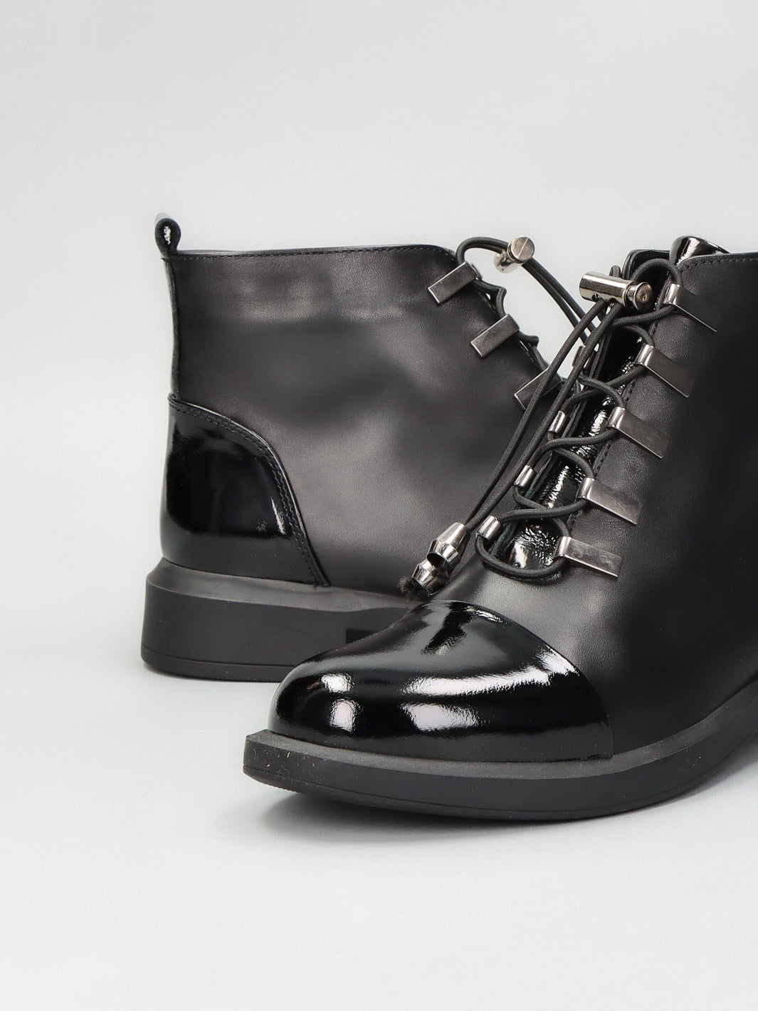 LEATHER ANKLE SHOES - BLACK