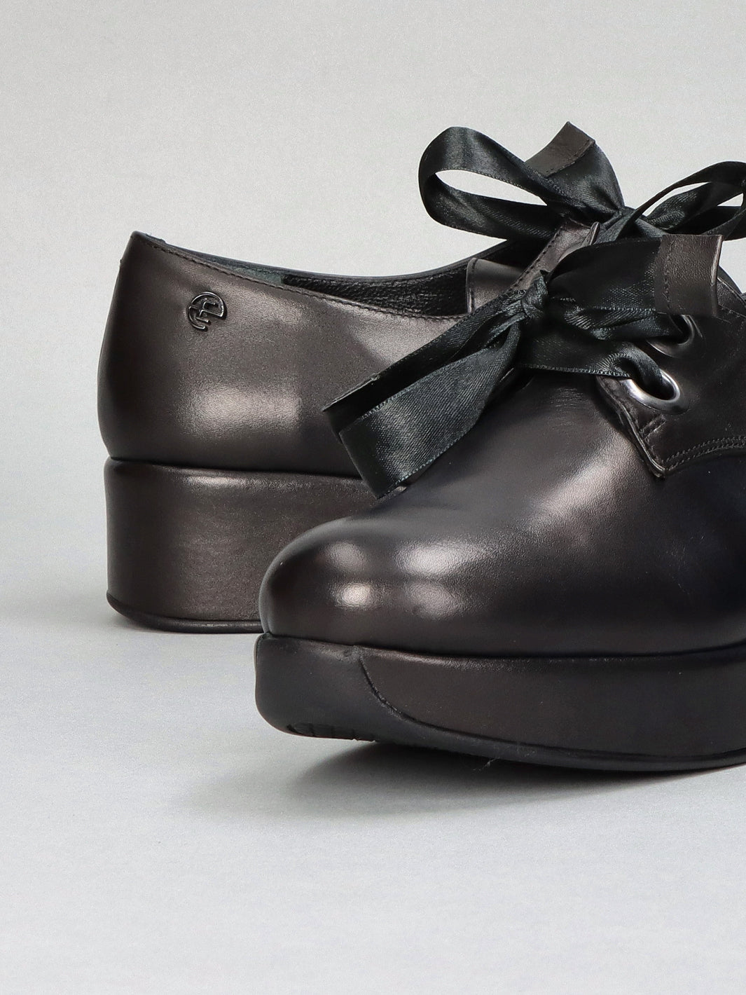 LEATHER LOW SHOES - BLACK