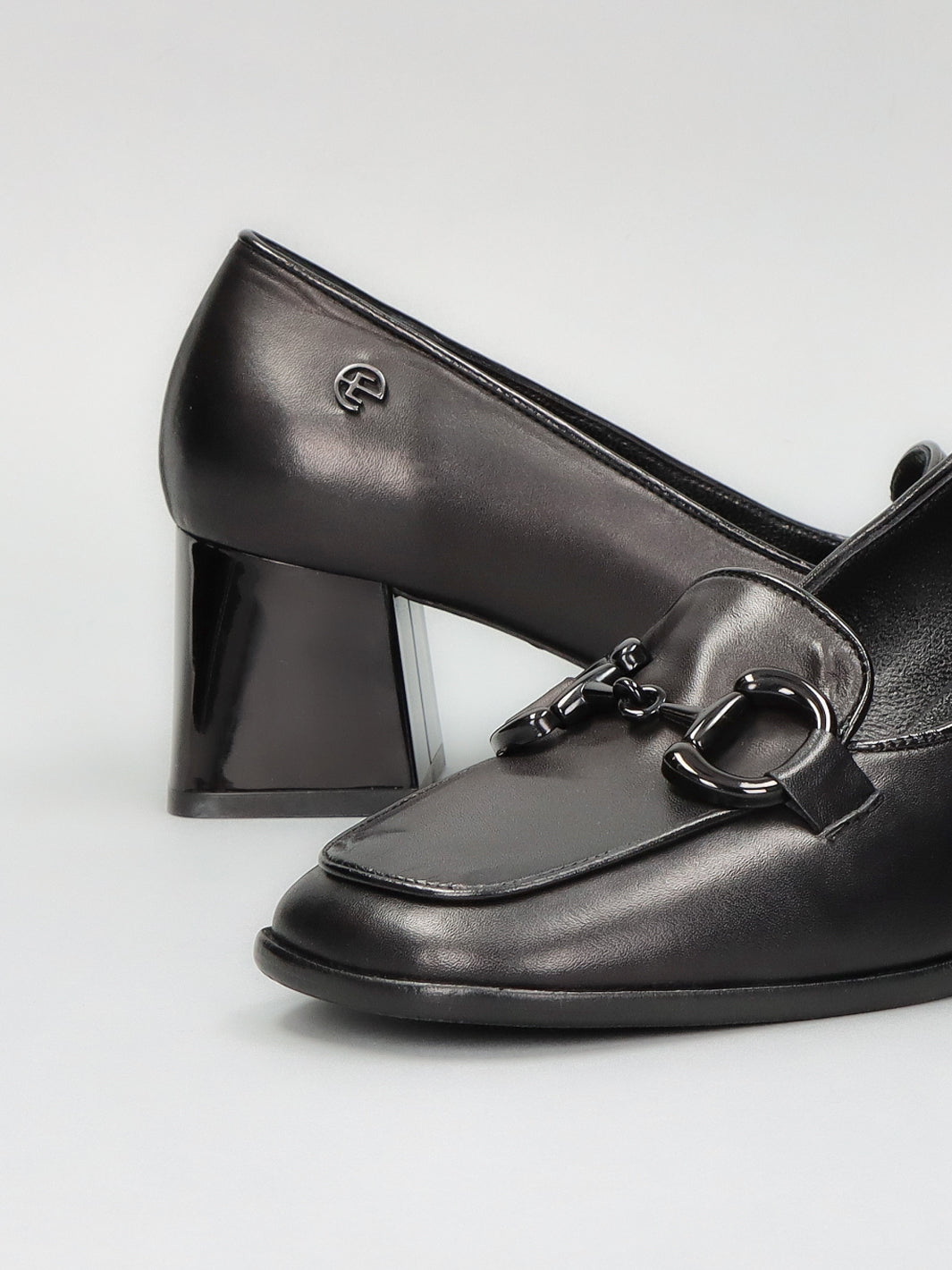 LEATHER LOW SHOES - BLACK