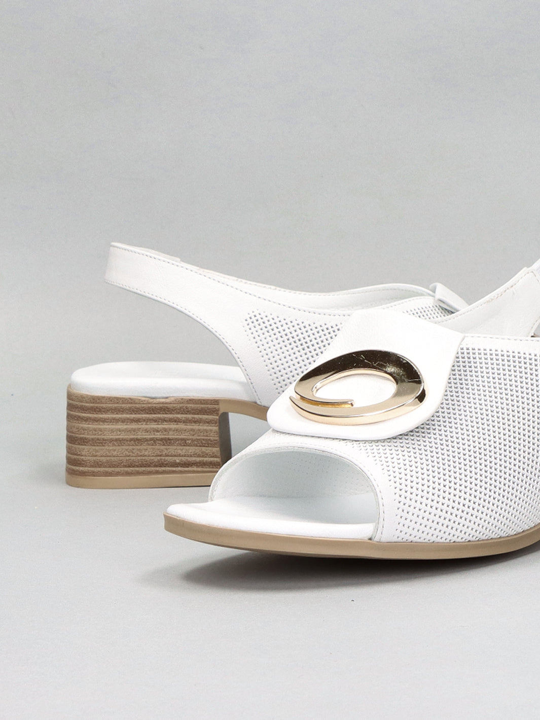 LEATHER SANDALS - WHITE