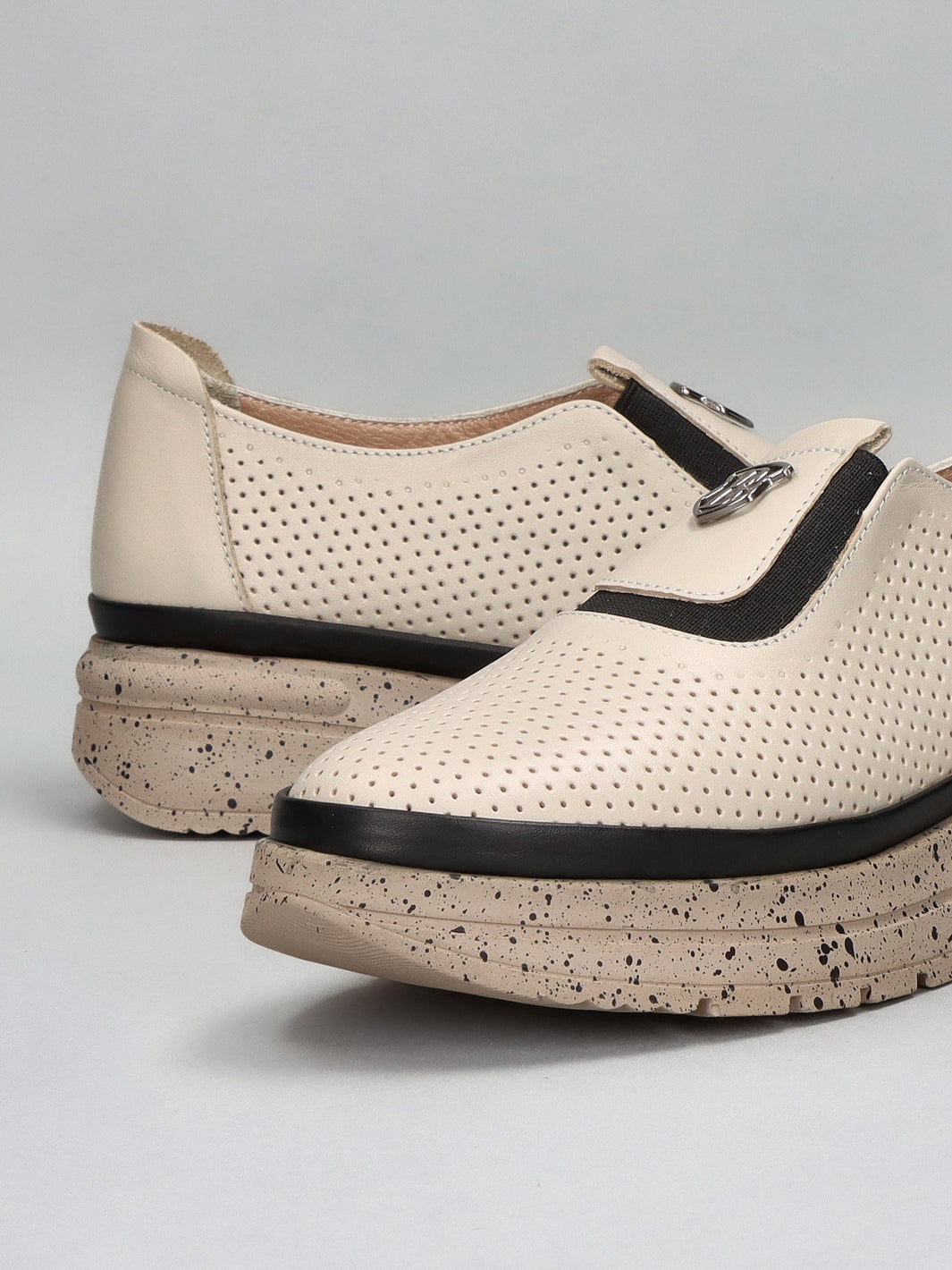 LEATHER LOW SHOES - BEIGE