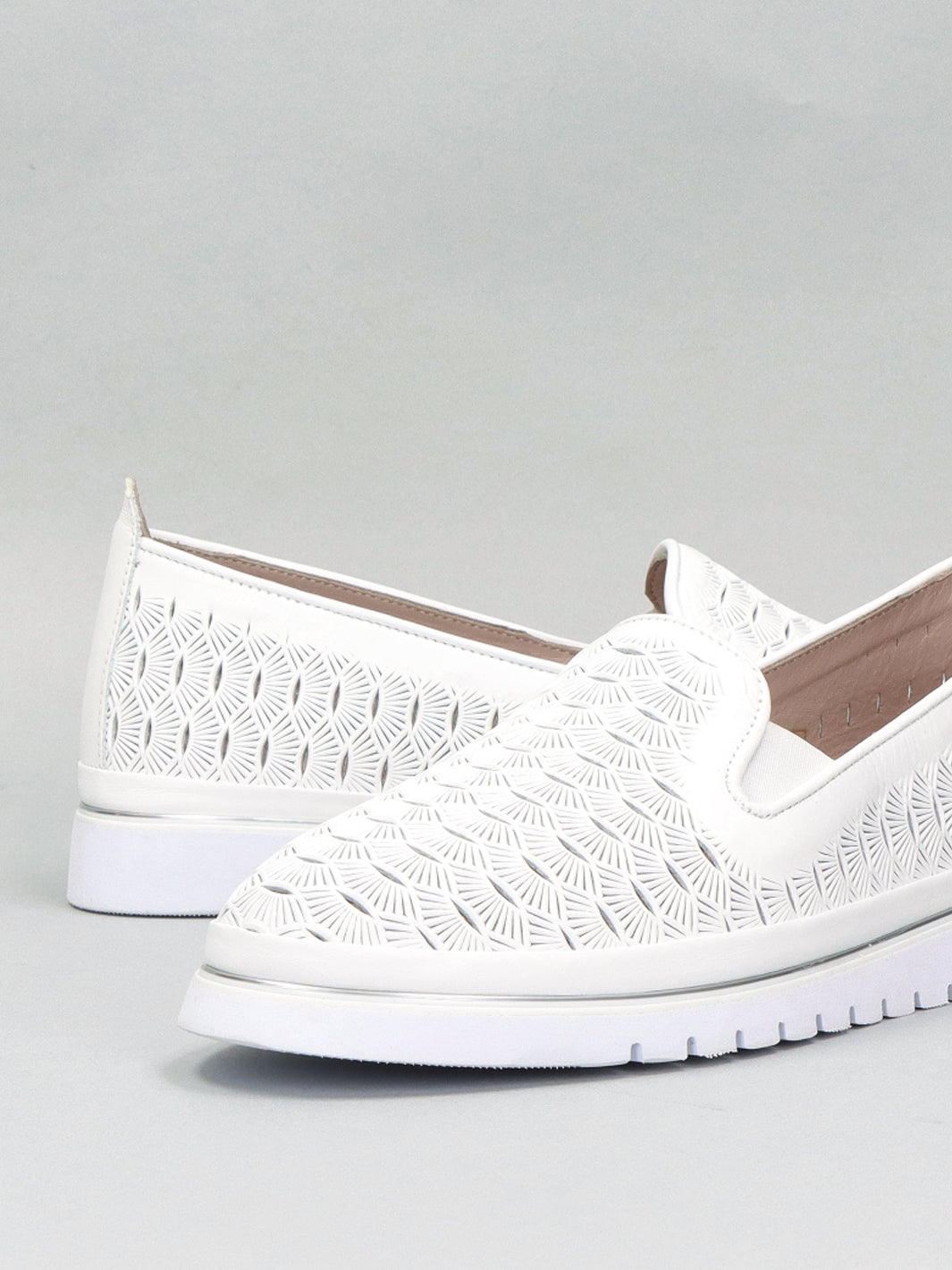 LEATHER LOW SHOES - WHITE