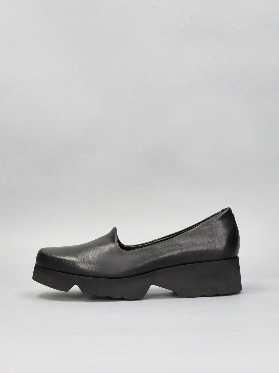 LEATHER LOW SHOES - BLACK
